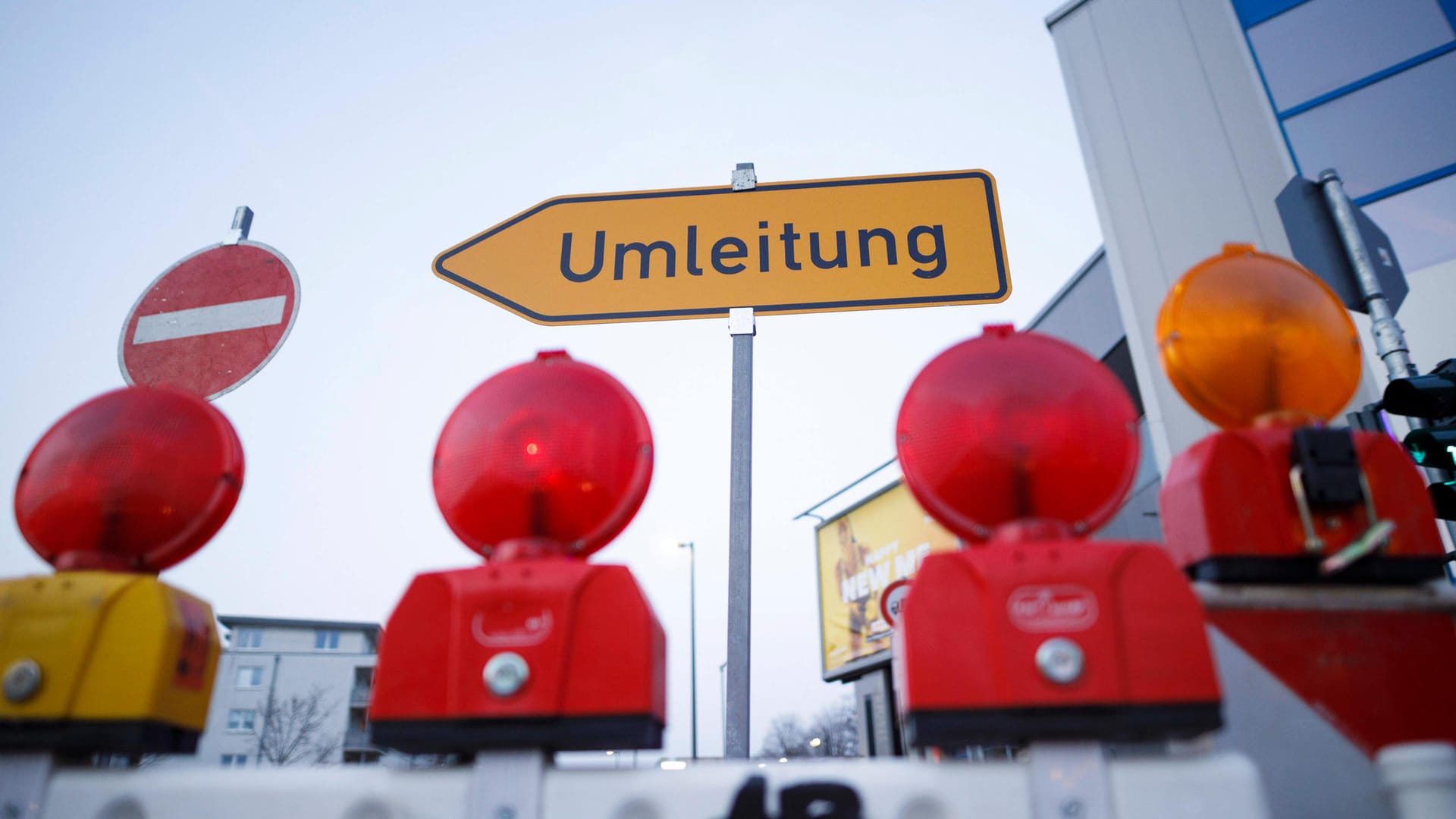 Ein Verkehrsschild Umleitung an einer Baustelle: In Köln wird gebaut. Ein Verkehrsschild Umleitung an einer Baustelle: In Köln wird gebaut.
