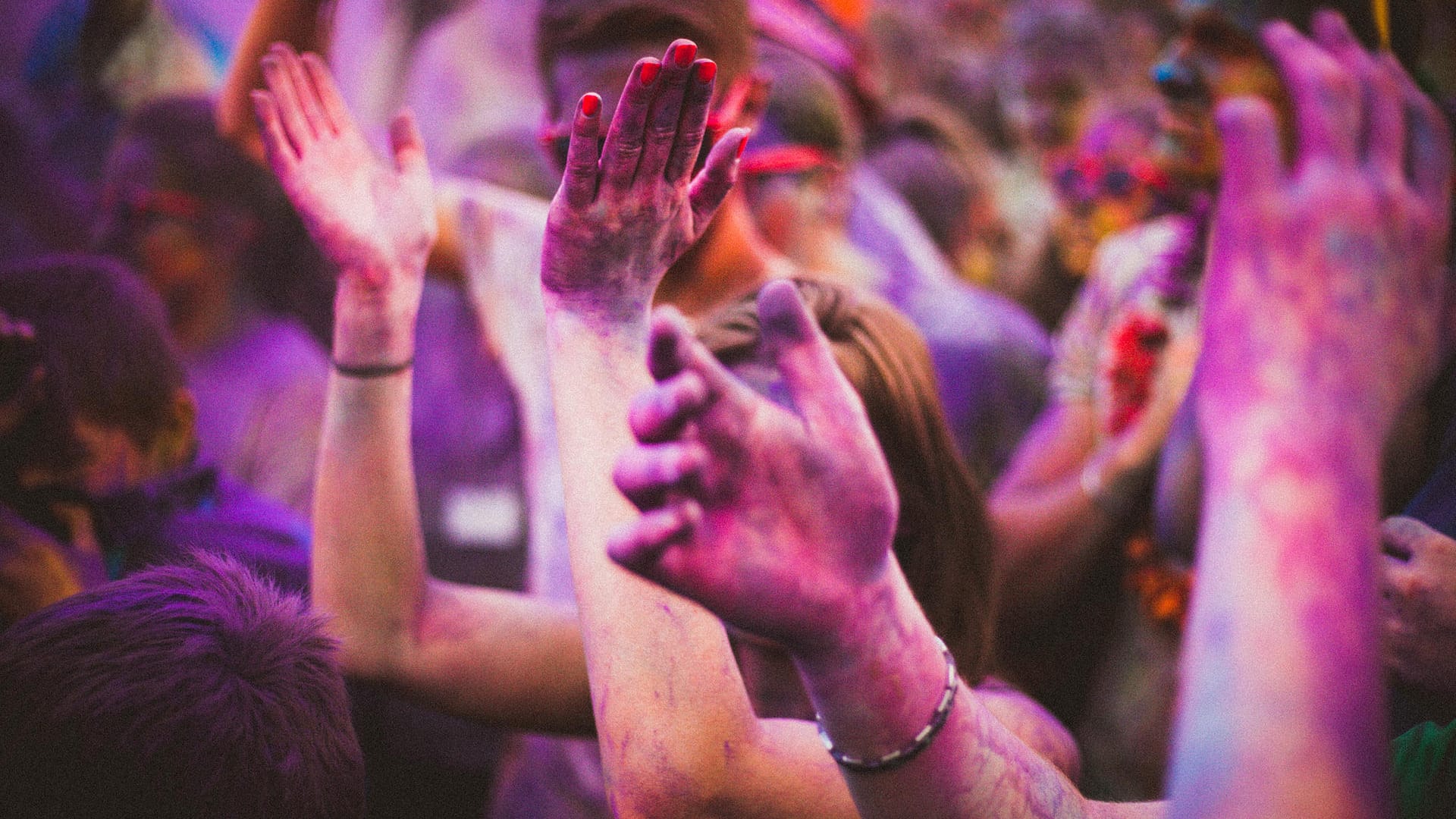 Tanzende Menschen bei Holi Festival of Colours