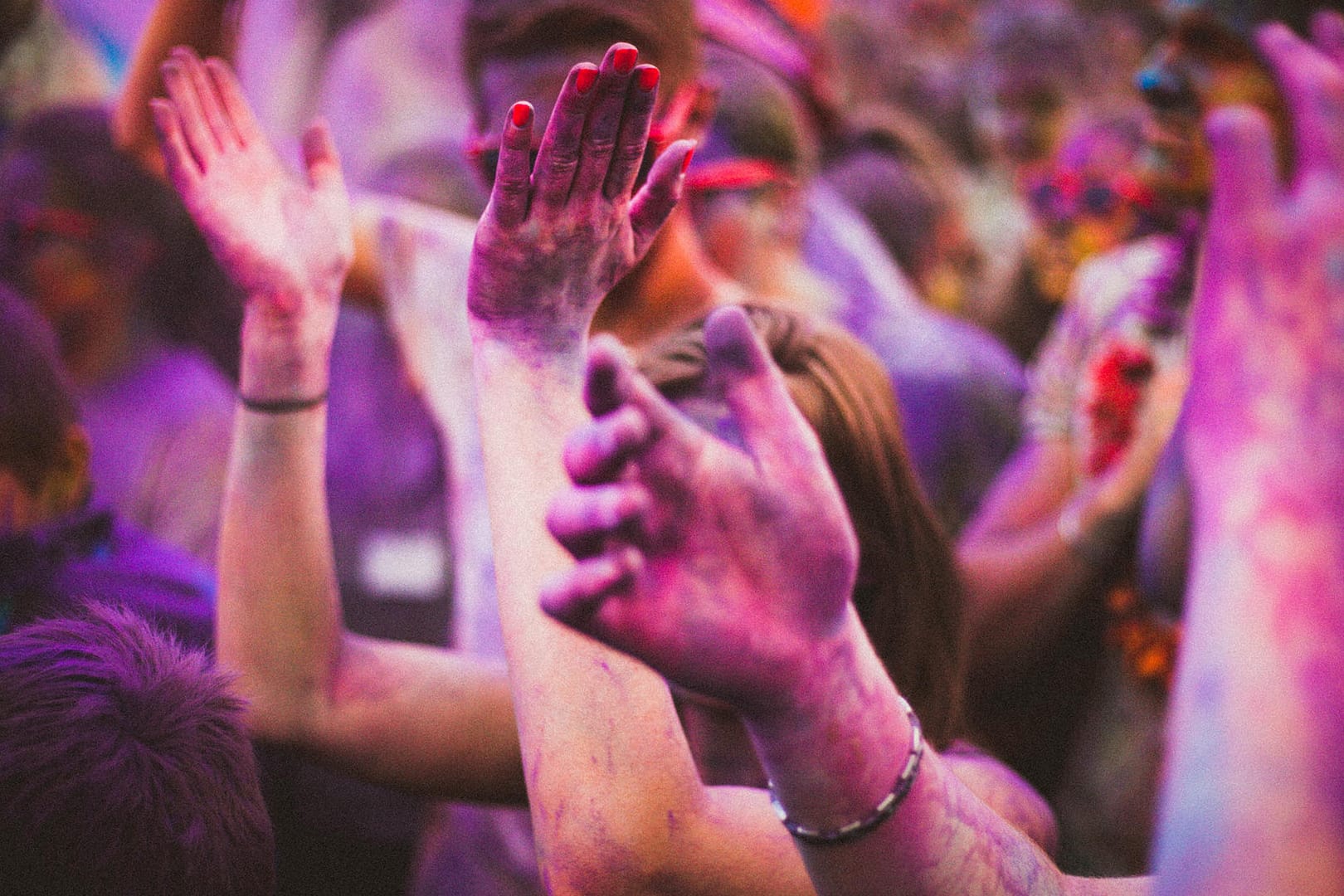 Tanzende Menschen bei Holi Festival of Colours