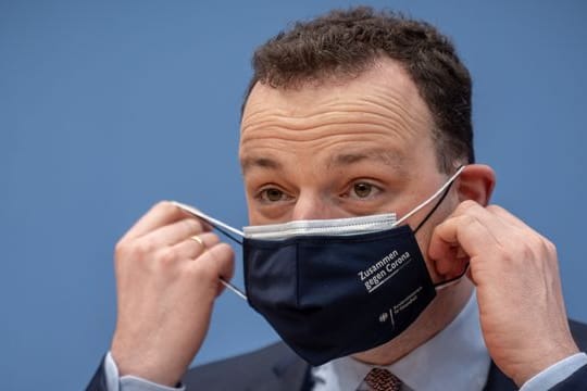 "Wir befinden uns in der dritten Welle der Pandemie, die Zahlen steigen, der Anteil der Mutationen ist groß", sagt Jens Spahn (CDU), Bundesminister für Gesundheit,.