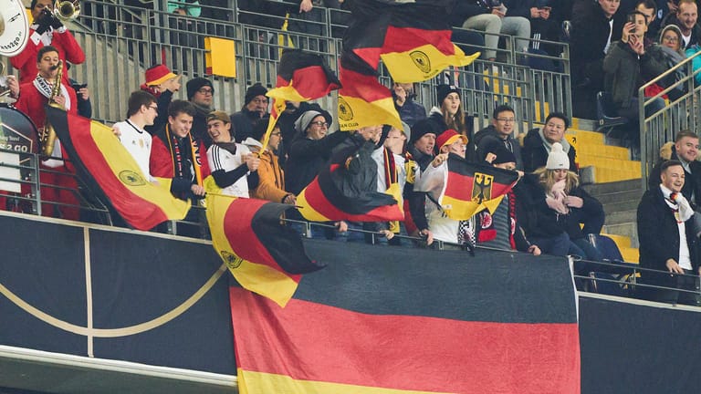 Deutsche Fußballfans bei einem Länderspiel im November 2019: Viele von ihnen glauben nicht an einen EM-Titel im Sommer.