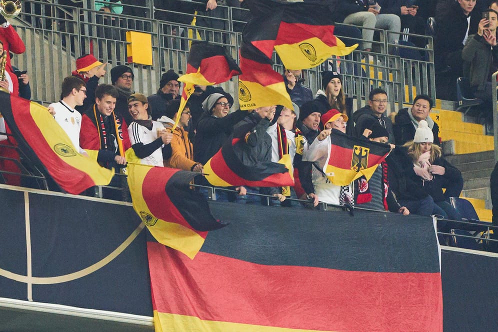 Deutsche Fußballfans bei einem Länderspiel im November 2019: Viele von ihnen glauben nicht an einen EM-Titel im Sommer.