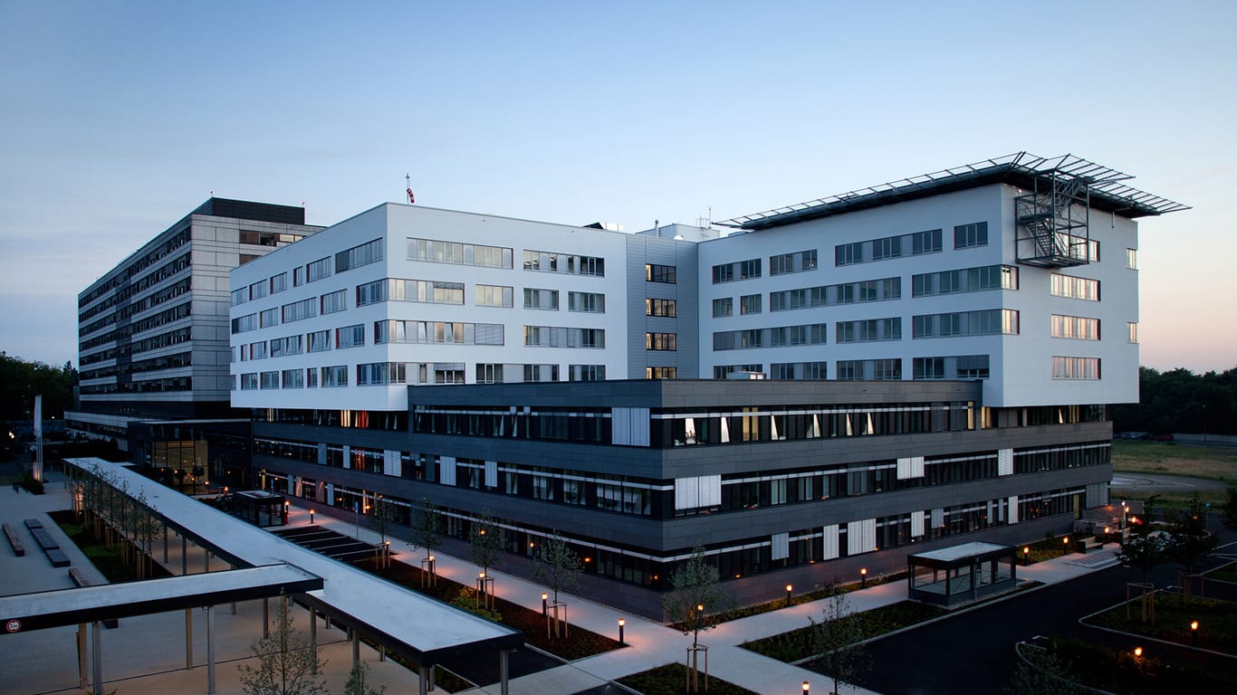 Das Krankenhaus in Merheim: In der Lungenklinik werden viele Covid19-Patienten betreut.