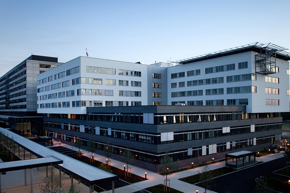 Das Krankenhaus in Merheim: In der Lungenklinik werden viele Covid19-Patienten betreut.