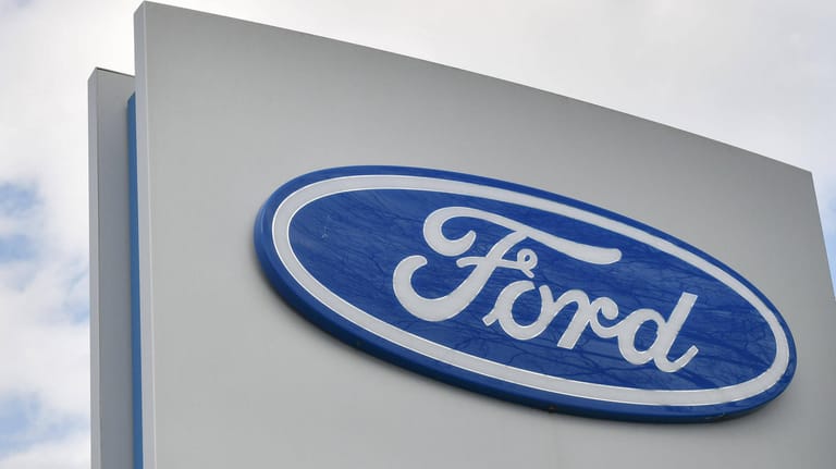 Ford-Logo an einer Säule (Archivbild): Ab dem 22. März wird hier kurzzeitig die Produktion gestoppt.