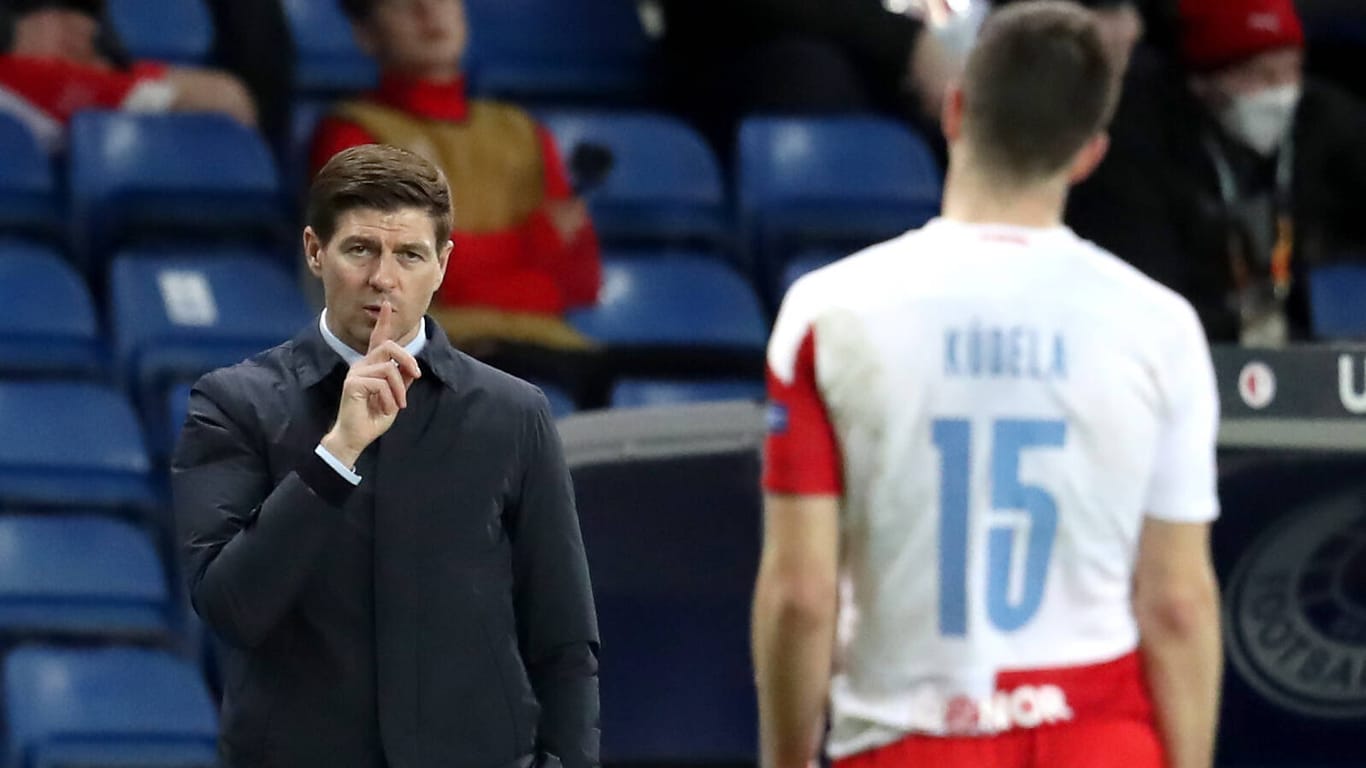 Steven Gerrard (l.) zeigt Slavia-Spieler Ondrej Kudela an, leise sein zu sollen.
