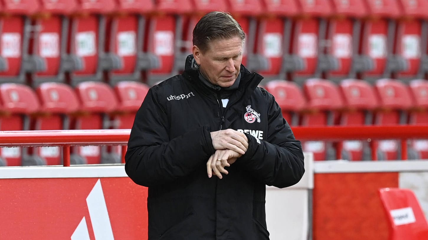 Markus Gisdol schaut auf die Uhr (Archivbild): Sind seine Tage als Trainer des 1. FC Köln gezählt?