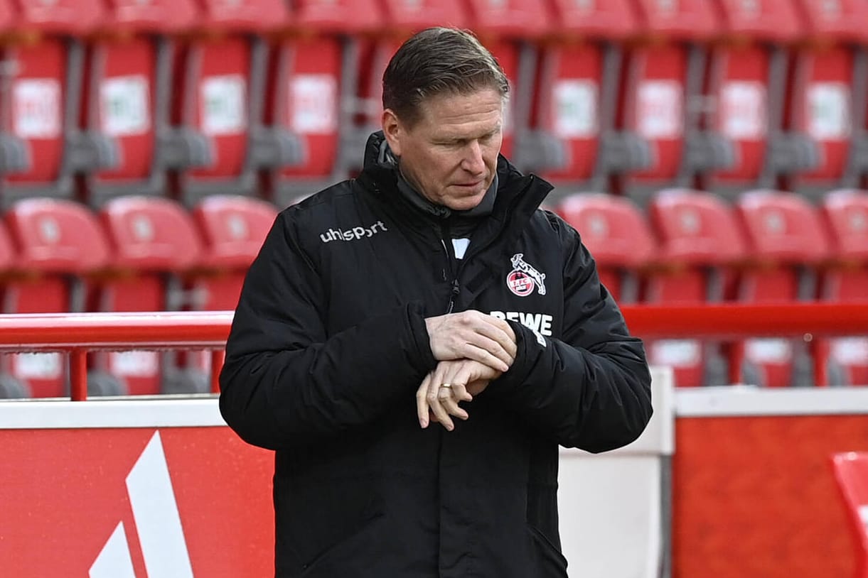 Markus Gisdol schaut auf die Uhr (Archivbild): Sind seine Tage als Trainer des 1. FC Köln gezählt?