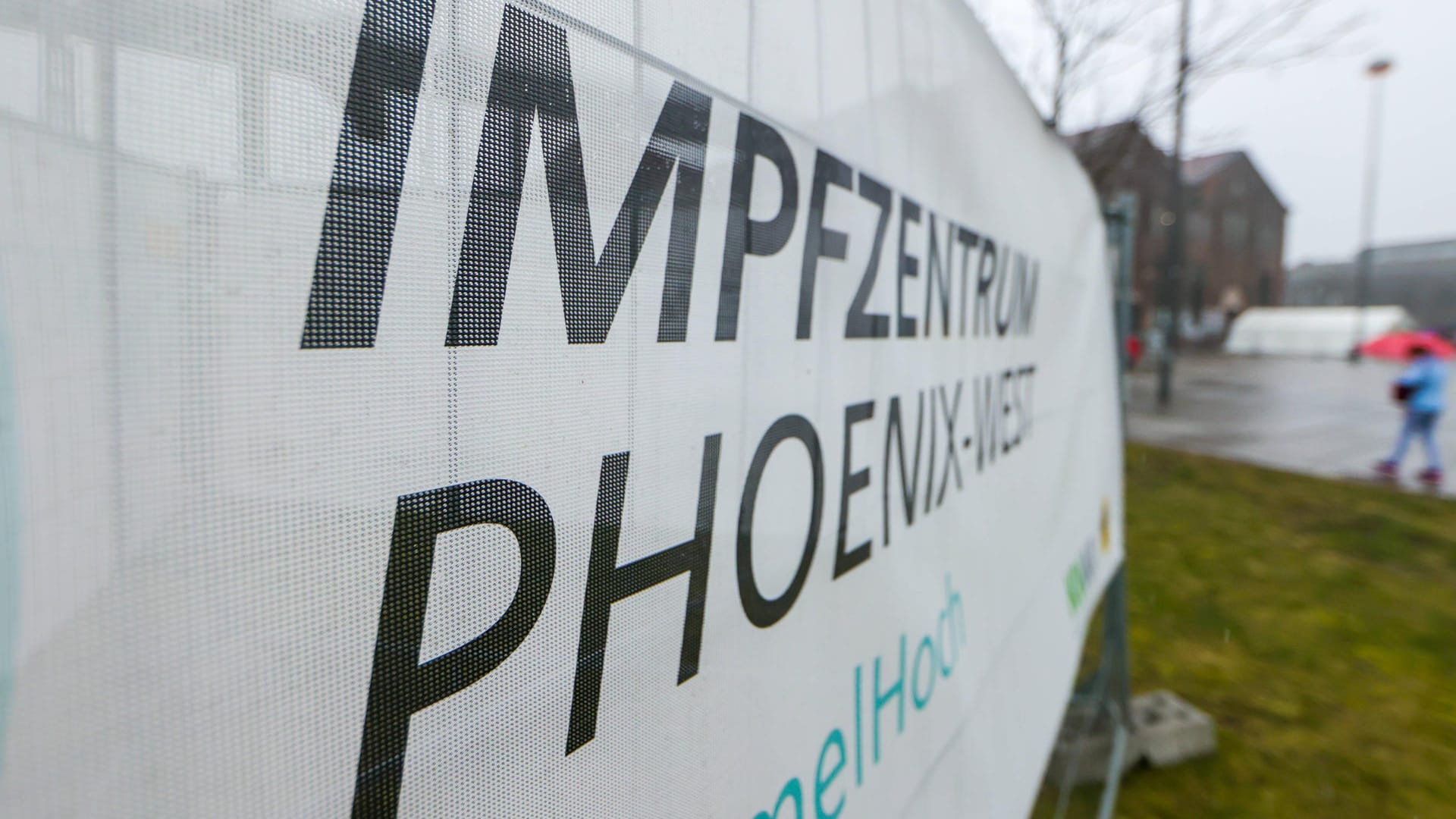 Ein Plakat am Impfzentrum in der Phoenix-Halle (Archivbild): In Dortmund wird wieder AstraZeneca verimpft. Ein Plakat am Impfzentrum in der Phoenix-Halle (Archivbild): In Dortmund wird wieder AstraZeneca verimpft.