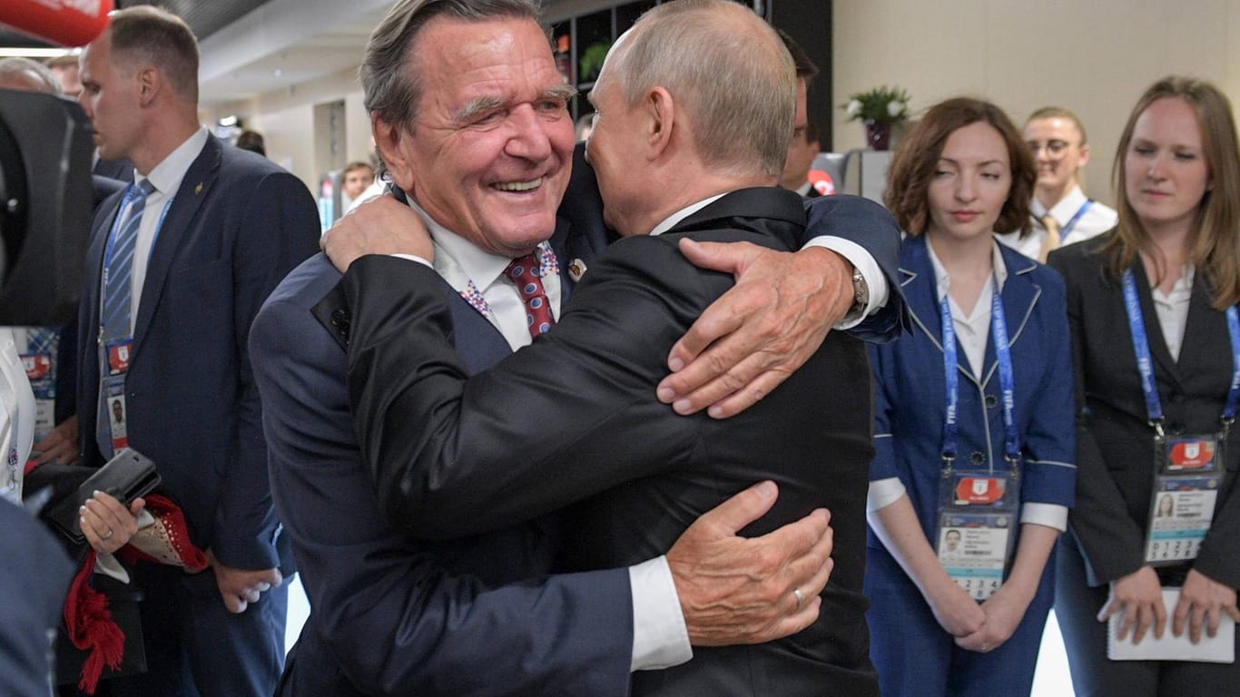 Gerhard Schröder und Wladimir Putin 2018 bei einem Fußballspiel: CSU-Generalsekretär Scheuer nennt Schröder einen „russischen Söldner“.