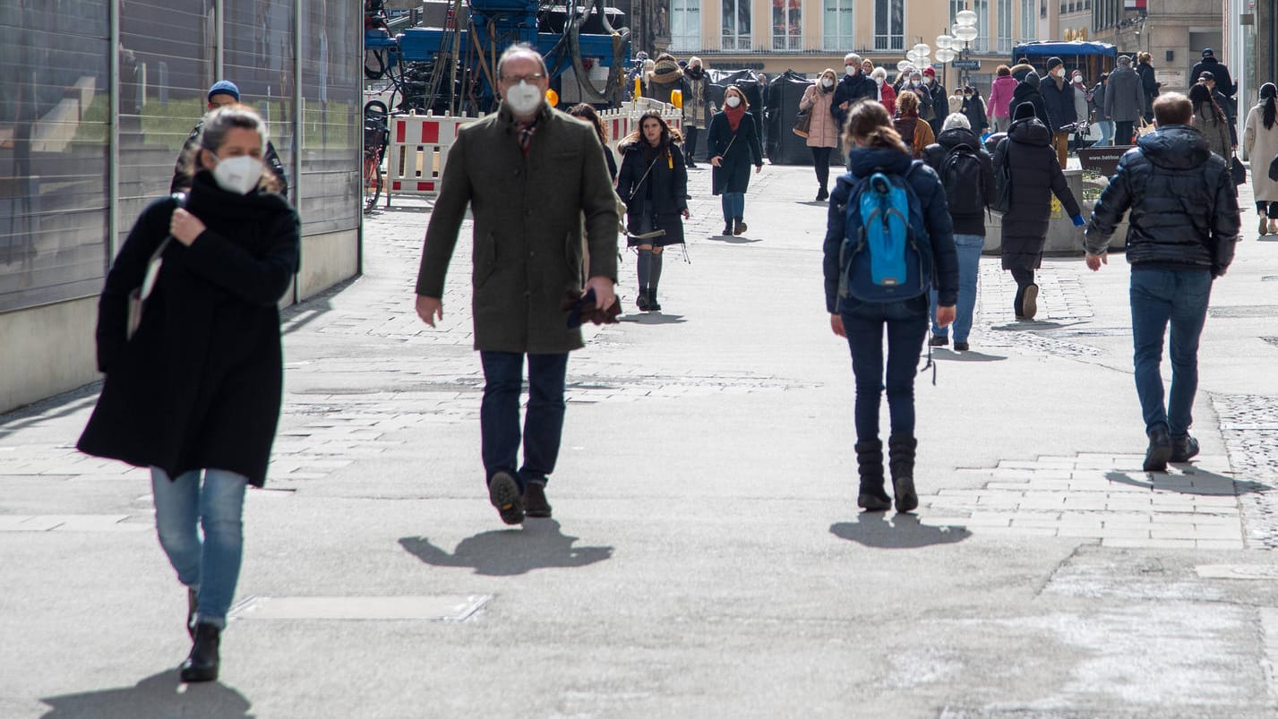 Innenstadt München: Trotz angespannter Corona-Lage sind viele Menschen unterwegs.