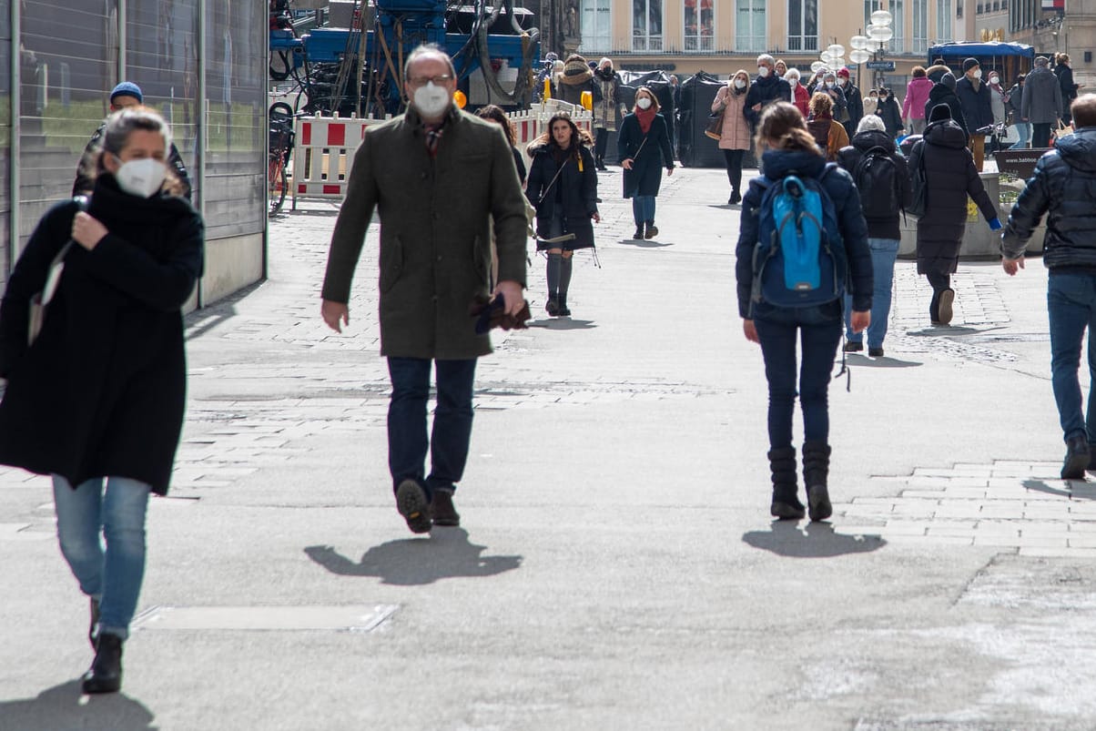 Innenstadt München: Trotz angespannter Corona-Lage sind viele Menschen unterwegs.