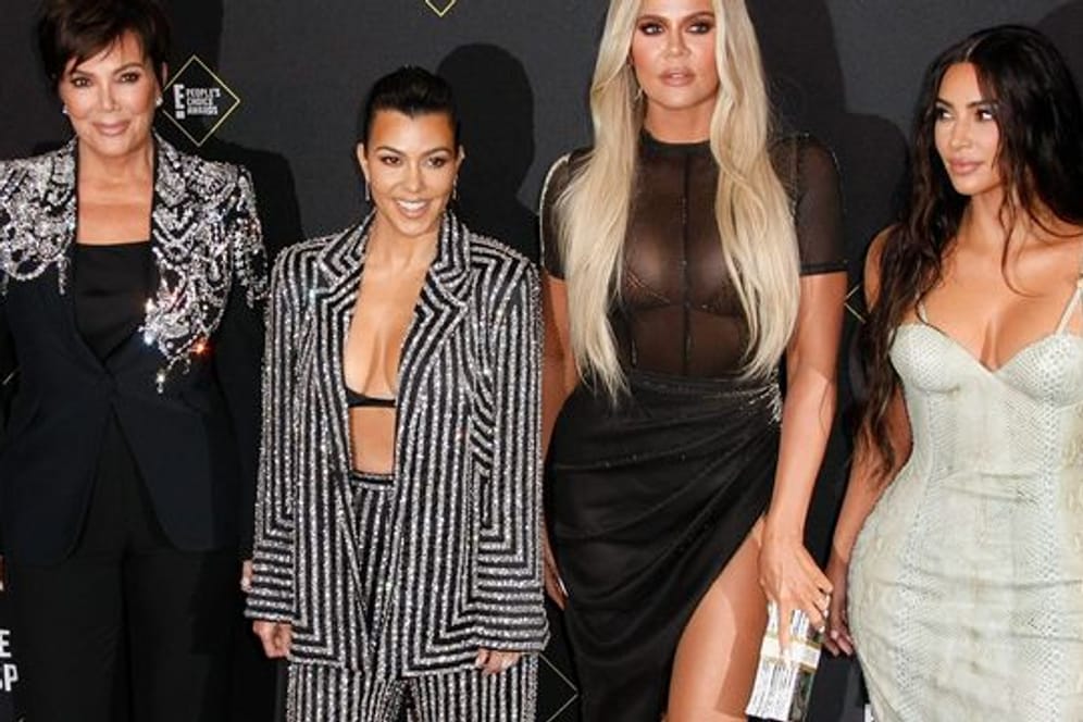 Kris Jenner (l-r), Kourtney Kardashian, Khloe Kardashian und Kim Kardashian bei den Peoples Choice Awards 2019.