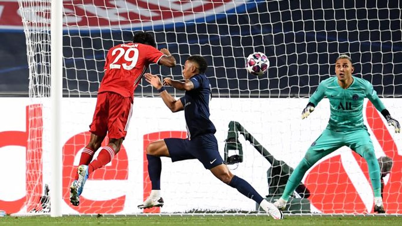Im August 2020 triumphierten die Münchner beim Finalturnier gegen Paris Saint-Germain dank des Kopfballtores von Kingsley Coman (l) mit 1:0.