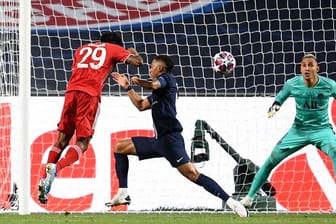 Im August 2020 triumphierten die Münchner beim Finalturnier gegen Paris Saint-Germain dank des Kopfballtores von Kingsley Coman (l) mit 1:0.