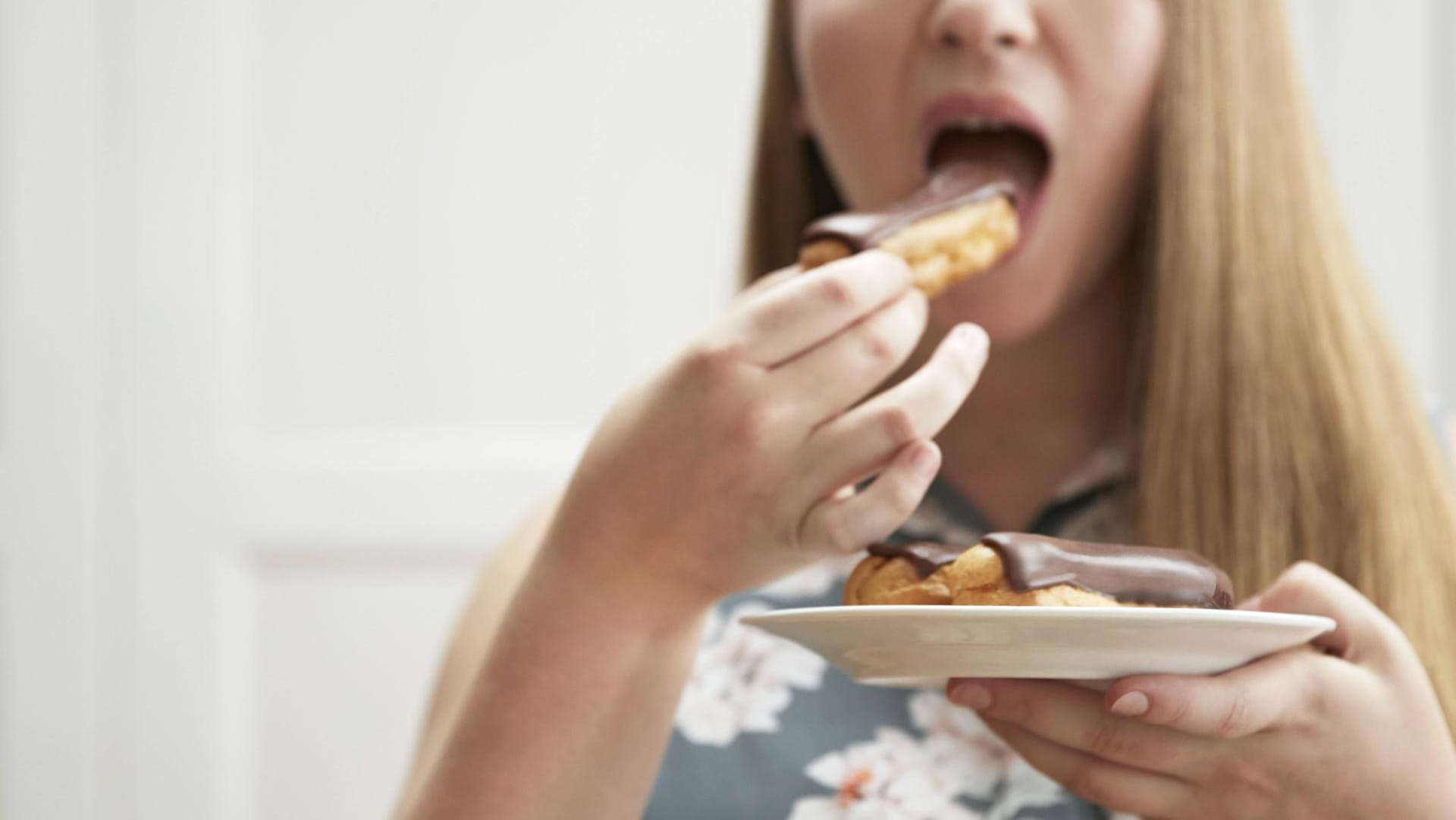 Kuchen und Schokolade: Statt der Kollegen im Büro bietet im Home Office oft nur der Kühlschrank Ablenkung.