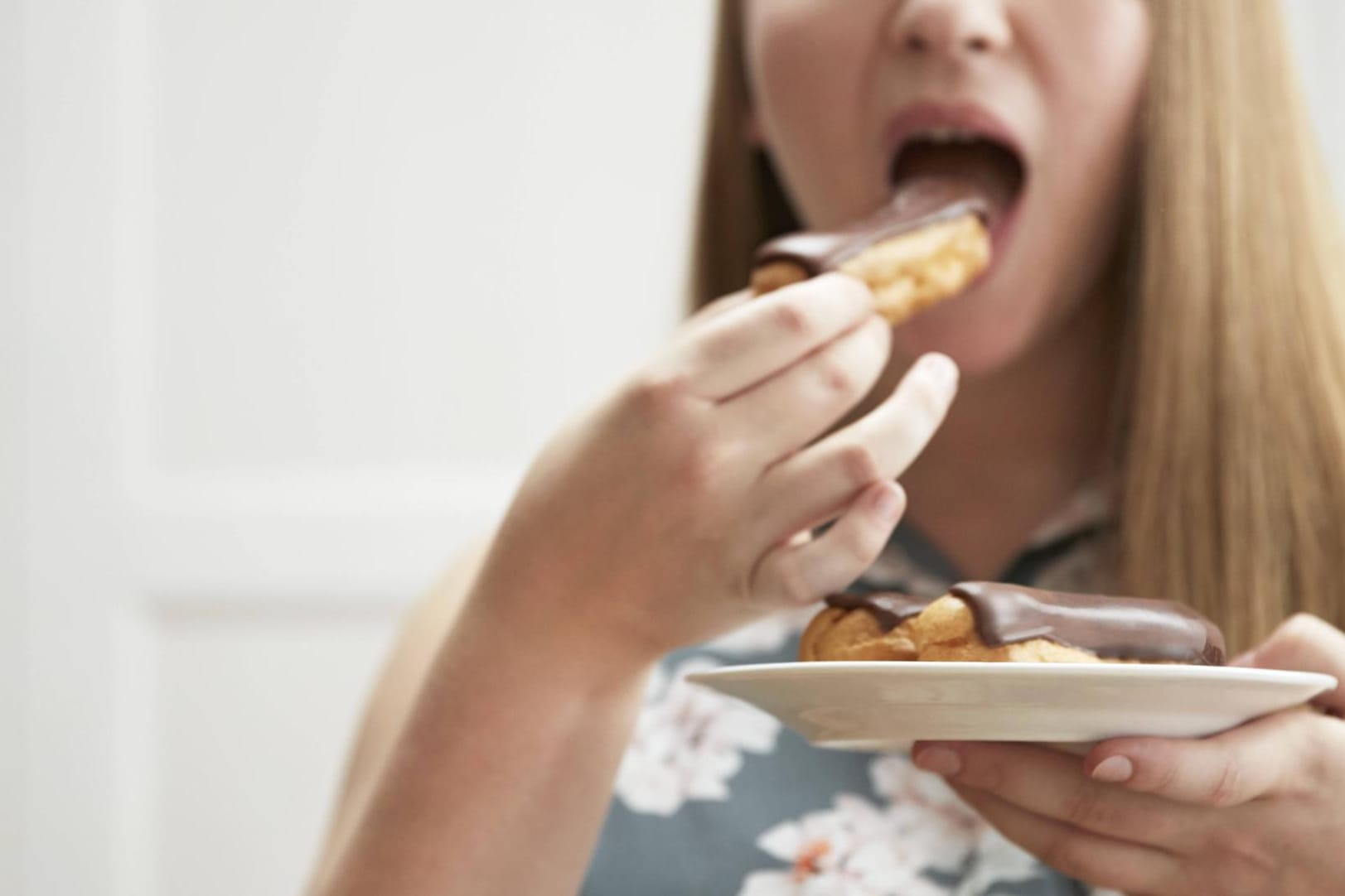 Kuchen und Schokolade: Statt der Kollegen im Büro bietet im Home Office oft nur der Kühlschrank Ablenkung.