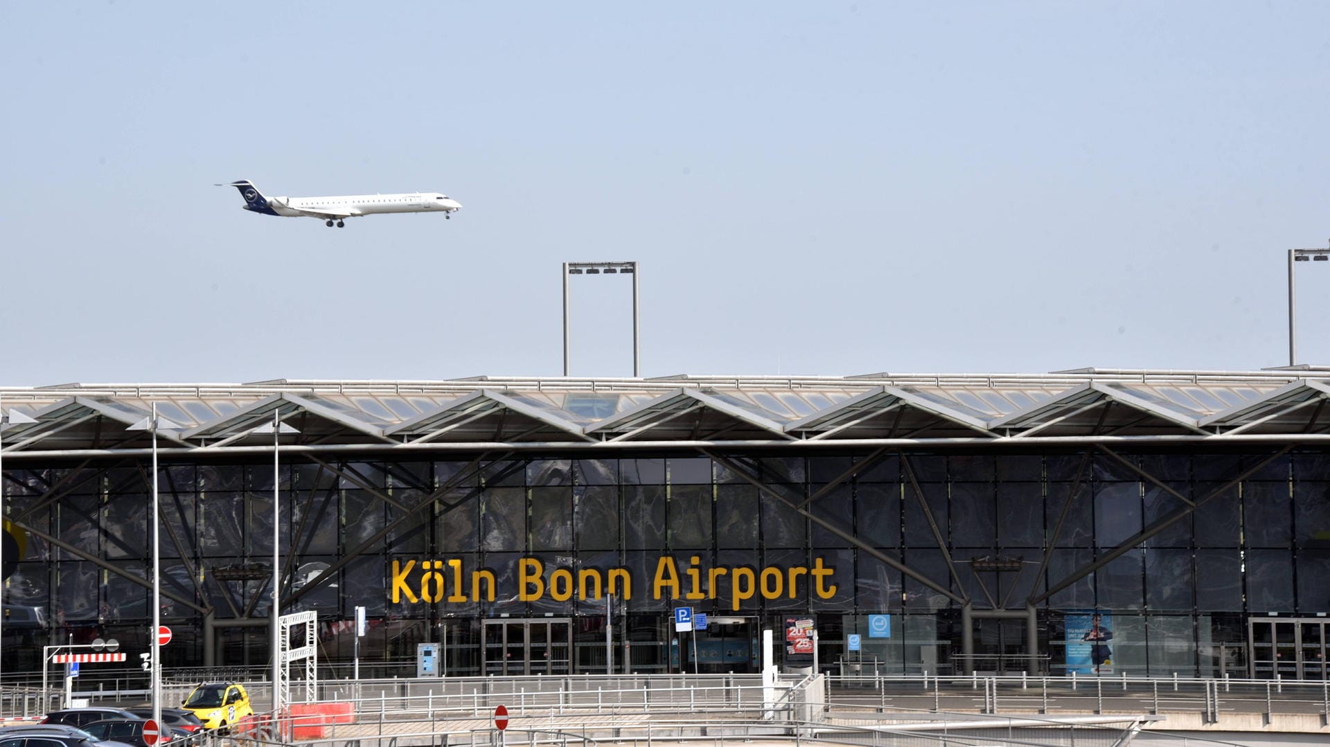 Ein Flugzeug im Anflug auf den Flughafen Köln/Bonn (Archivbild): Die Bundespolizei konnte bei einer Routine-Kontrolle einen ungewöhnlichen Fahndungserfolg verbuchen. Ein Flugzeug im Anflug auf den Flughafen Köln/Bonn (Archivbild): Die Bundespolizei konnte bei einer Routine-Kontrolle einen ungewöhnlichen Fahndungserfolg verbuchen.