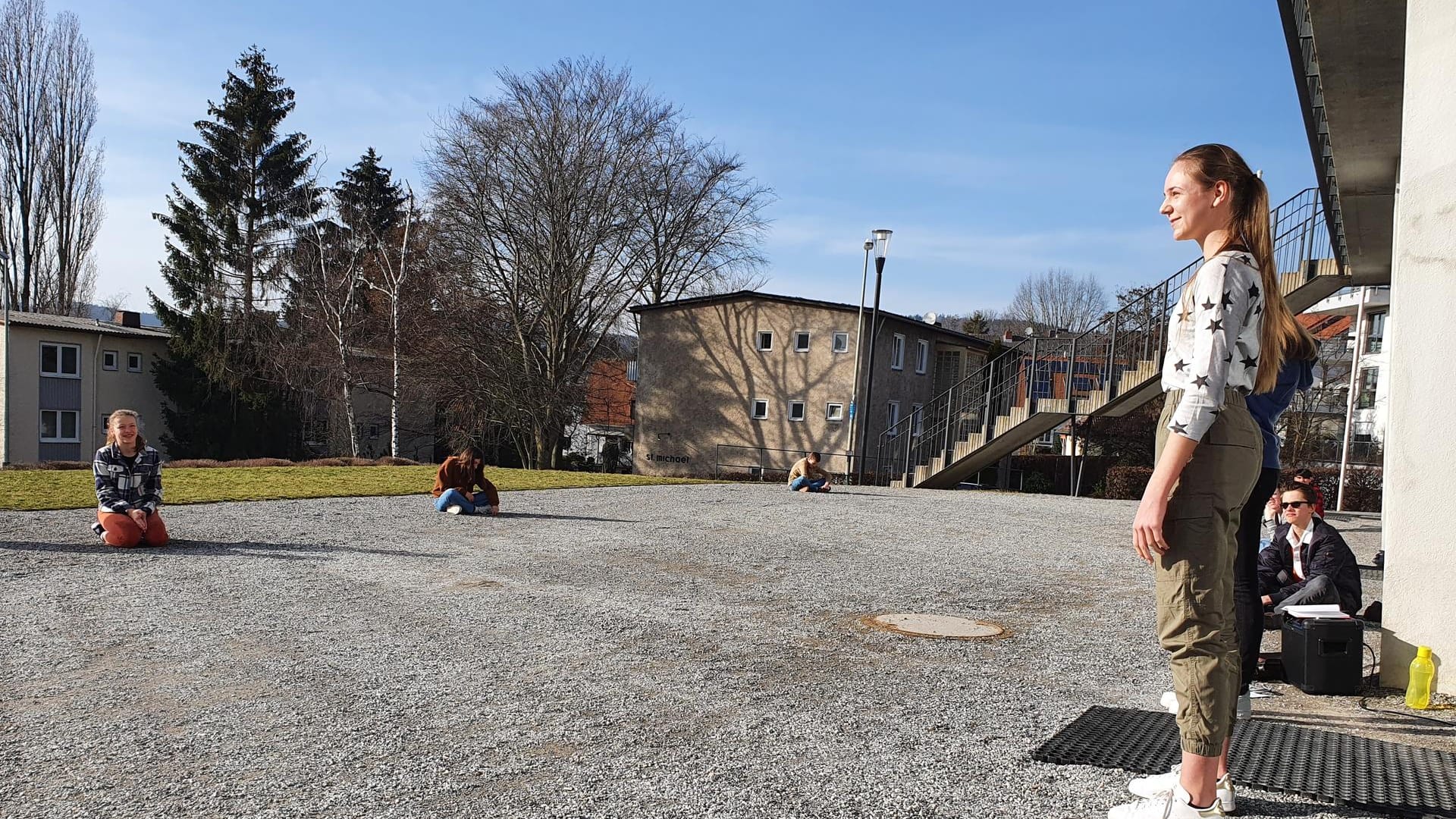 Kunstwerkstatt Königstein: Teenager proben ein Theaterstück vor den Räumlichkeiten.