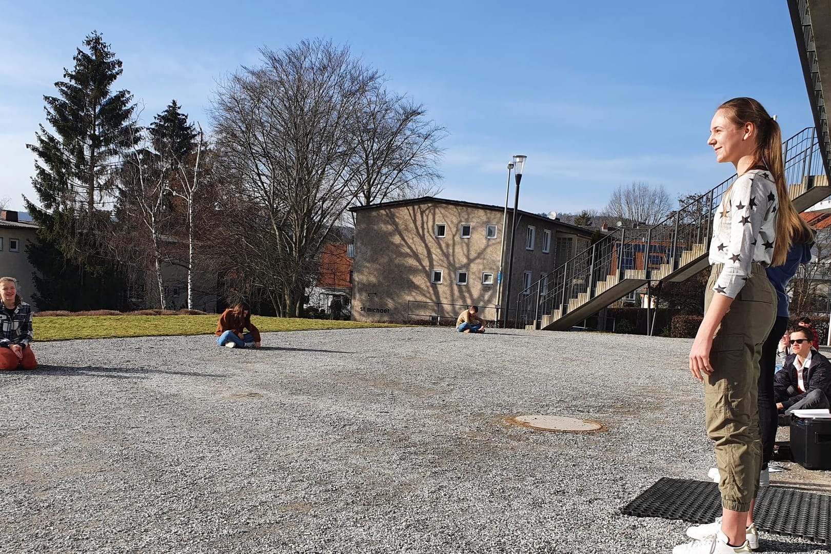 Kunstwerkstatt Königstein: Teenager proben ein Theaterstück vor den Räumlichkeiten.