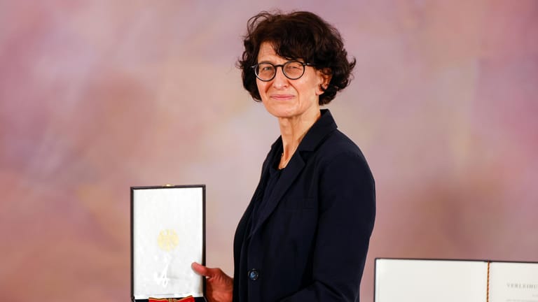 Biontech-Gründerin Özlem Türeci: Für den ersten in der EU zugelassenen Impfstoff gegen das Coronavirus hat sie zusammen mit ihrem Mann das Bundesverdienstkreuz erhalten.