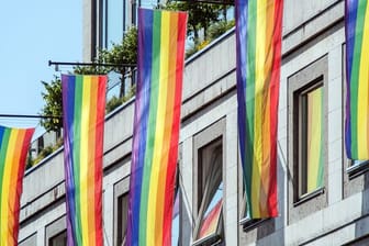 Laut einer Umfrage wünschen sich viele Arbeitnehmer einen offenen Umgang mit sexueller Diversität.