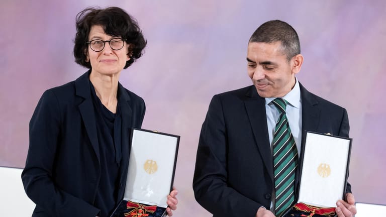 Özlem Türeci (l) und ihr Mann Uğur Şahin, die Gründer des Corona-Impfstoff-Entwicklers Biontech: Sie mahnten, sich in der dritten Welle nicht "demoralisieren" zu lassen.