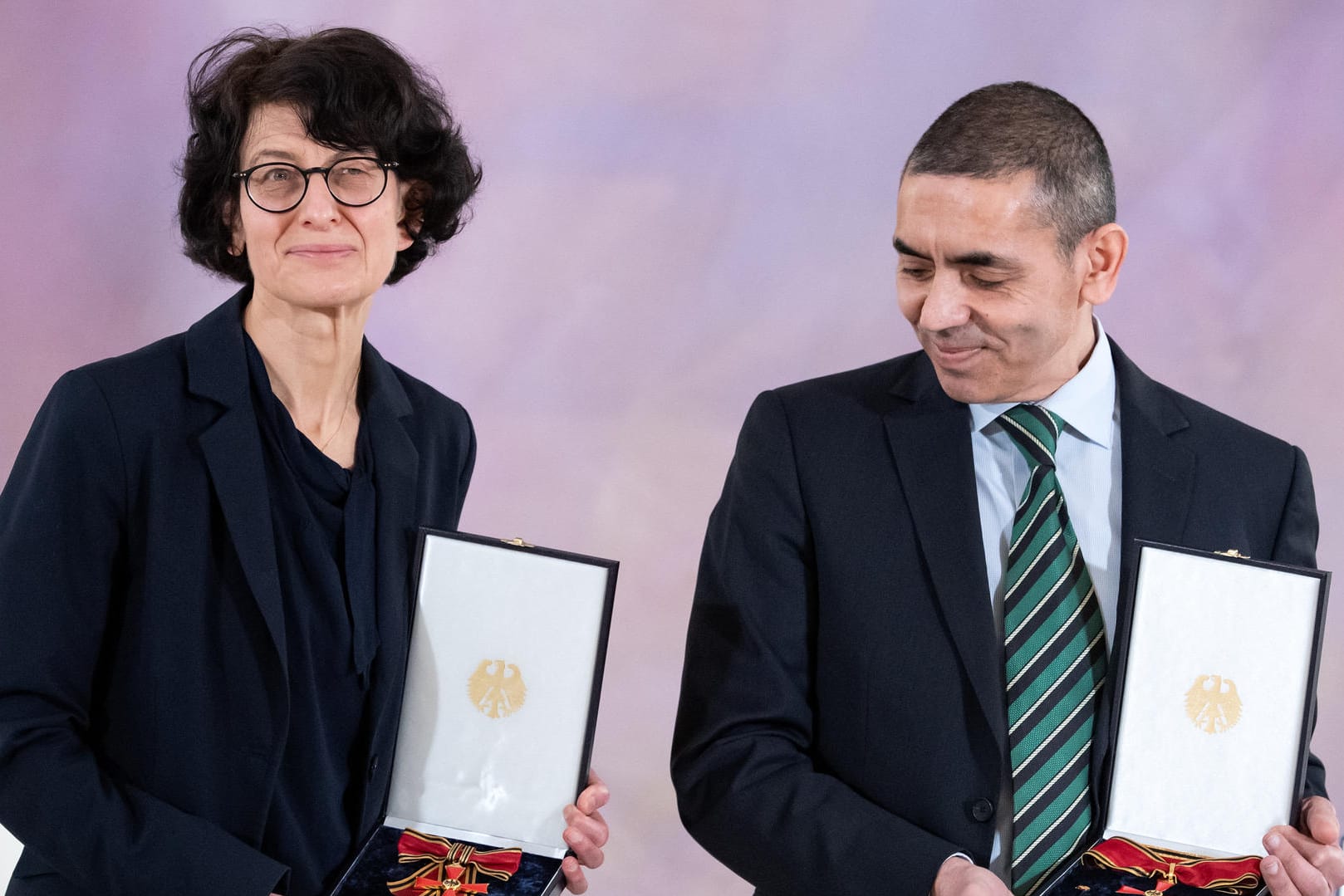 Özlem Türeci (l) und ihr Mann Uğur Şahin, die Gründer des Corona-Impfstoff-Entwicklers Biontech: Sie mahnten, sich in der dritten Welle nicht "demoralisieren" zu lassen.