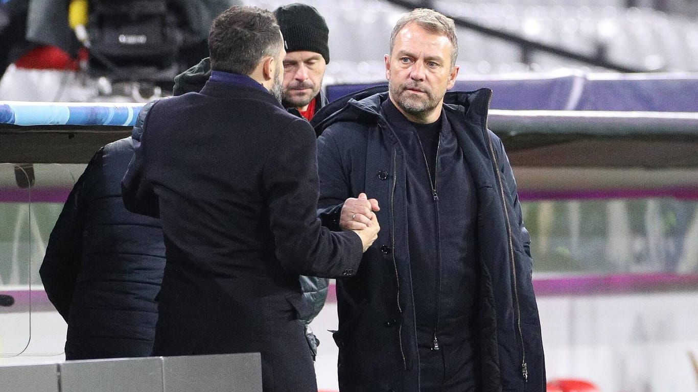 Hasan Salihamidzic und Trainer Hansi Flick geben sich die Hand: Der Coach berichtete am Freitag von einer Versöhnung.