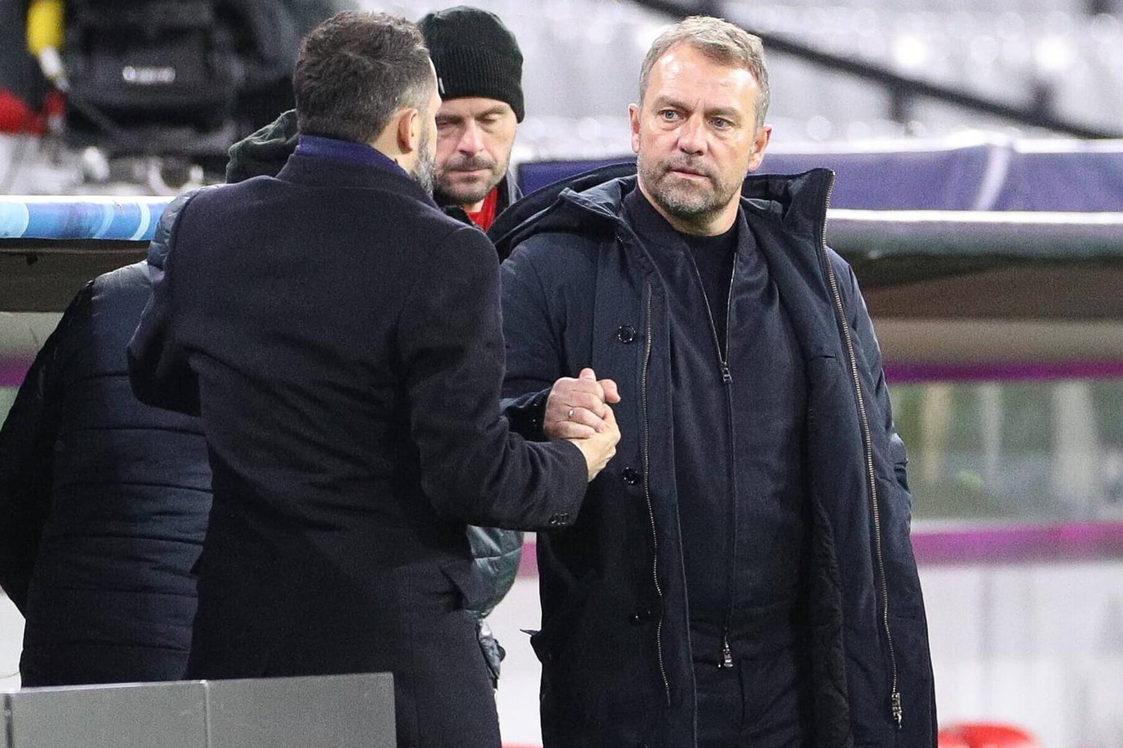 Hasan Salihamidzic und Trainer Hansi Flick geben sich die Hand: Der Coach berichtete am Freitag von einer Versöhnung.