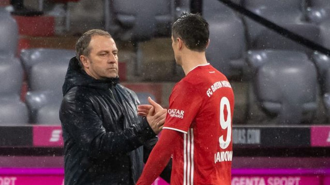 Lässt Robert Lewandowski (r) nicht zum Spiel Polens in England: Bayern Trainer Hansi Flick.