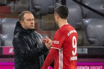 Lässt Robert Lewandowski (r) nicht zum Spiel Polens in England: Bayern Trainer Hansi Flick.