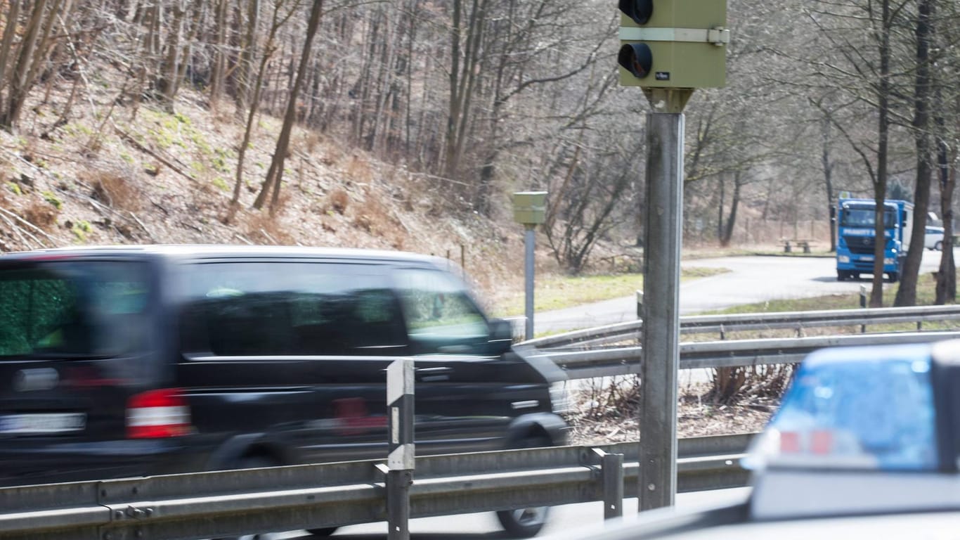 Ein Kleintransporter fährt an einem Blitzer vorbei (Symbolbild): In Bielefeld wurde ein Bulli-Fahrer viermal innerhalb von weniger als zwei Stunden geblitzt.