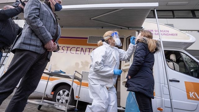 Der hessische Kultusminister Alexander Lorz (CDU, l) steht zur Vostellung eines mobilen Testcenters vor dem Königsteiner Taunusgymnasium. Der hessische Kultusminister Alexander Lorz (CDU, l) steht zur Vostellung eines mobilen Testcenters vor dem Königsteiner Taunusgymnasium.