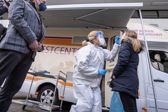 Der hessische Kultusminister Alexander Lorz (CDU, l) steht zur Vostellung eines mobilen Testcenters vor dem Königsteiner Taunusgymnasium.