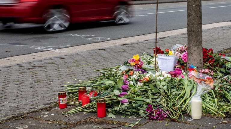 Blumen an der Unfallstelle in Moers: Bei dem illegalen Rennen kam eine 43 Jahre alte unbeteiligte Autofahrerin ums Leben.