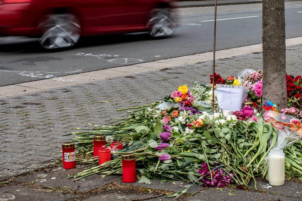 Blumen an der Unfallstelle in Moers: Bei dem illegalen Rennen kam eine 43 Jahre alte unbeteiligte Autofahrerin ums Leben.