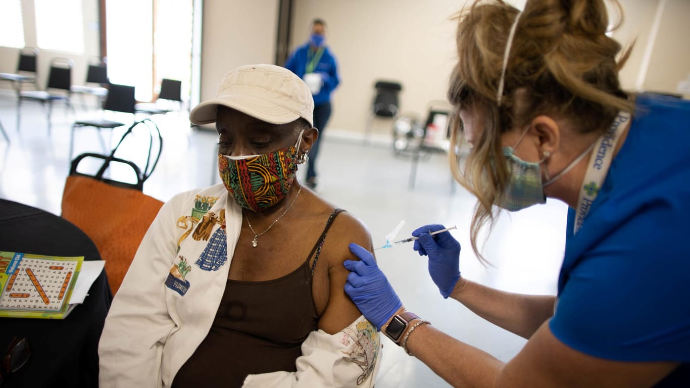 Eine Frau erhält eine Impfung gegen das Coronavirus: Schwarze werden im US-Gesundheitssystem häufig rassistisch angefeindet.