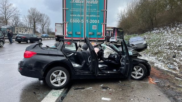Fahrzeuge stehen quer nach einer Massenkarambolage auf der Autobahn A9. Fahrzeuge stehen quer nach einer Massenkarambolage auf der Autobahn A9.