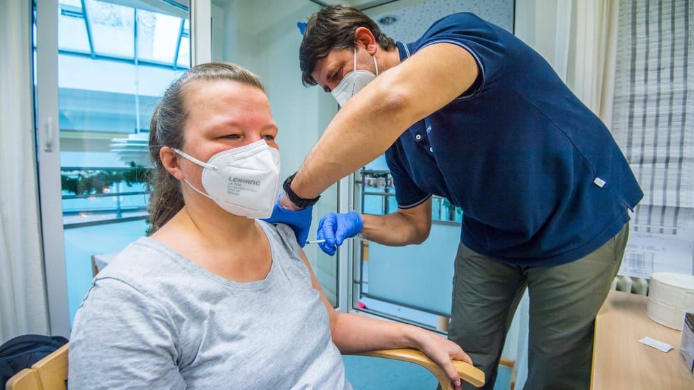 Corona-Impfgipfel: Hausärzteverband kündigt Bereitschaft zum Impfen an