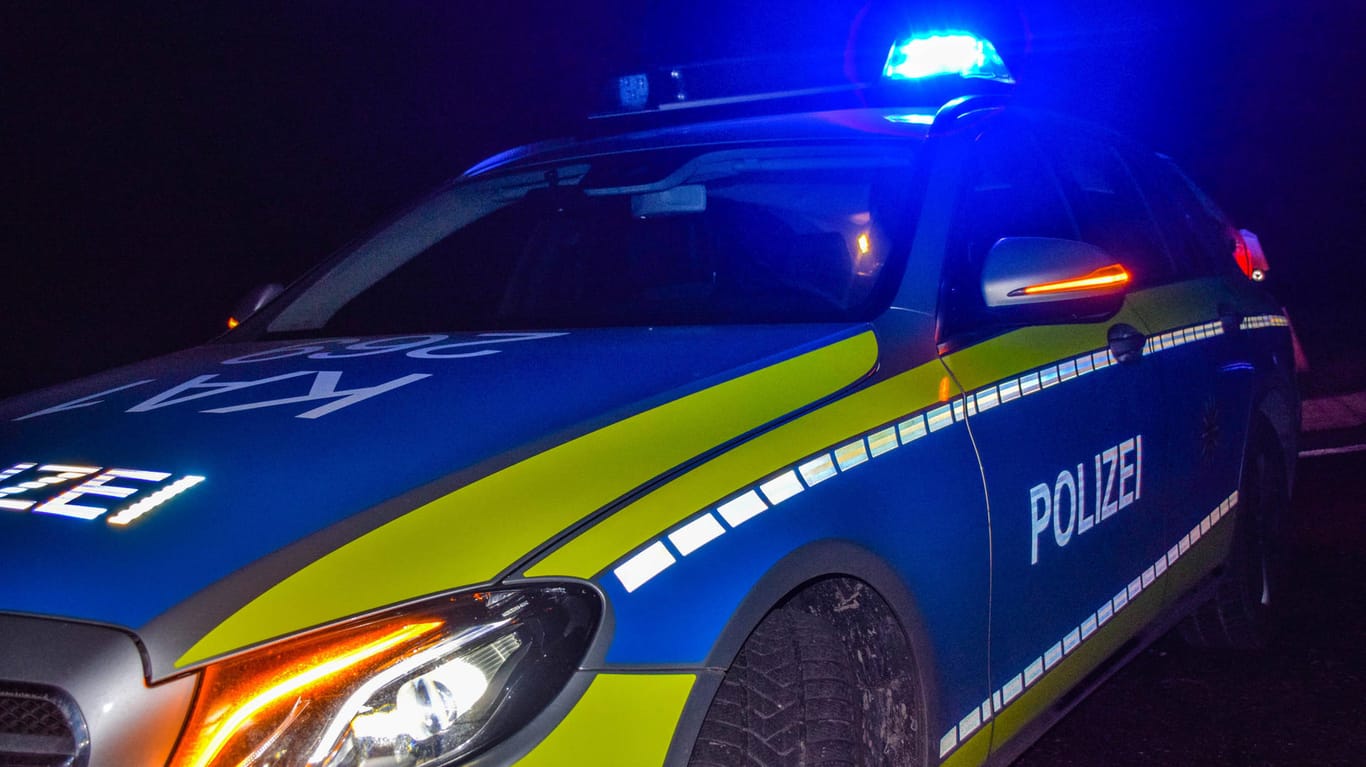 Polizei im Einsatz (Symbolbild): Wegen einer Ruhestörung wurde die Polizei in Euskirchen gerufen – die Beamten fanden eine Party mit 70 Gästen vor.