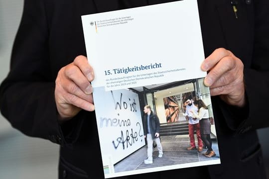 Roland Jahn hält den 15.
