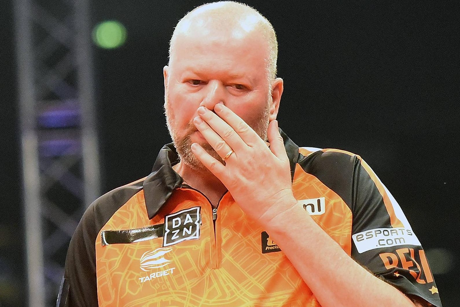 Raymond van Barneveld, hier bei den German Masters 2018: Die Darts-Legende hatte nun einen medizinischen Zwischenfall.