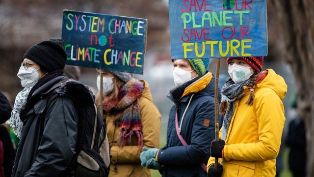 Unterstützer der Bewegung "Fridays for Future" haben mit verschiedenen Aktionen für eine bessere Klimaschutzpolitik demonstriert. Unterstützer der Bewegung "Fridays for Future" haben mit verschiedenen Aktionen für eine bessere Klimaschutzpolitik demonstriert.