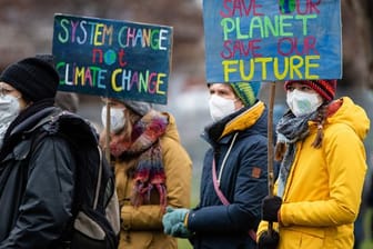 Unterstützer der Bewegung "Fridays for Future" haben mit verschiedenen Aktionen für eine bessere Klimaschutzpolitik demonstriert.