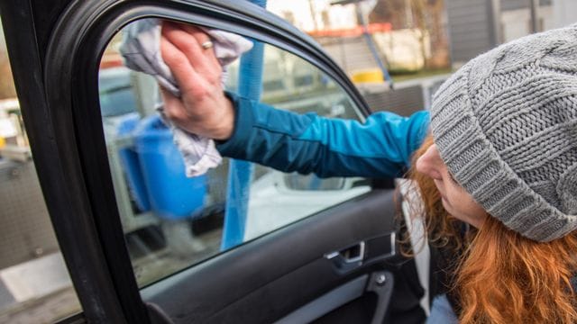 Autoreinigung: Wer seine Autoscheiben sauber kriegen will, verwendet am besten spezielle Reiniger.