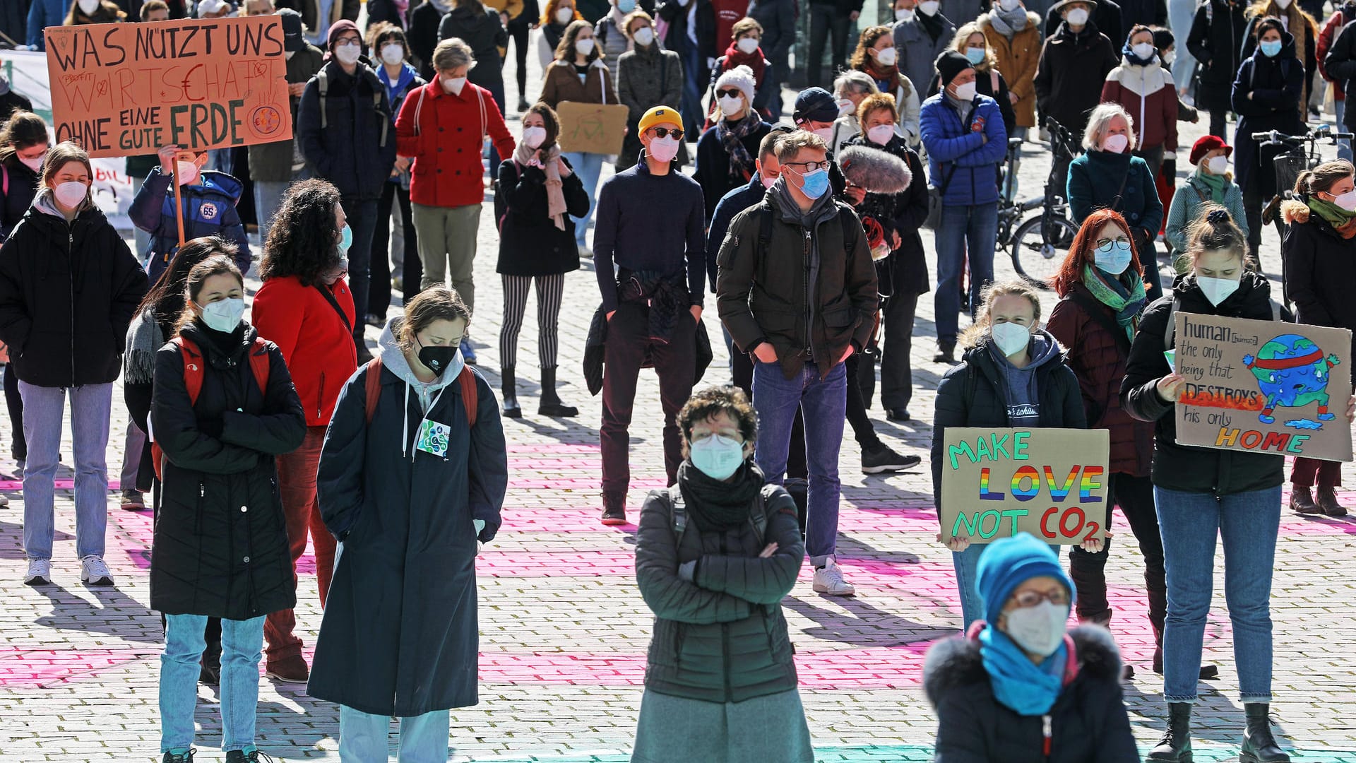 Eine der Kundgebungen in der Kölner Innenstadt: Insgesamt sollen rund 2.500 Menschen an den Demonstrationen teilgenommen haben. Eine der Kundgebungen in der Kölner Innenstadt: Insgesamt sollen rund 2.500 Menschen an den Demonstrationen teilgenommen haben.