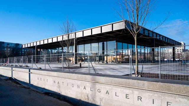 Blick auf die sanierte Neue Nationalgalerie in Berlin.