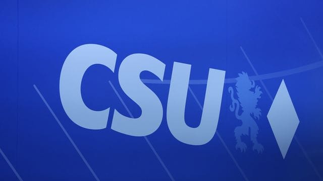 Das Logo der CSU auf einem Parteitag in Nürnberg.