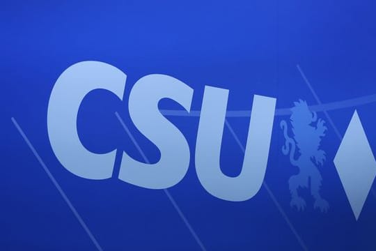 Das Logo der CSU auf einem Parteitag in Nürnberg.